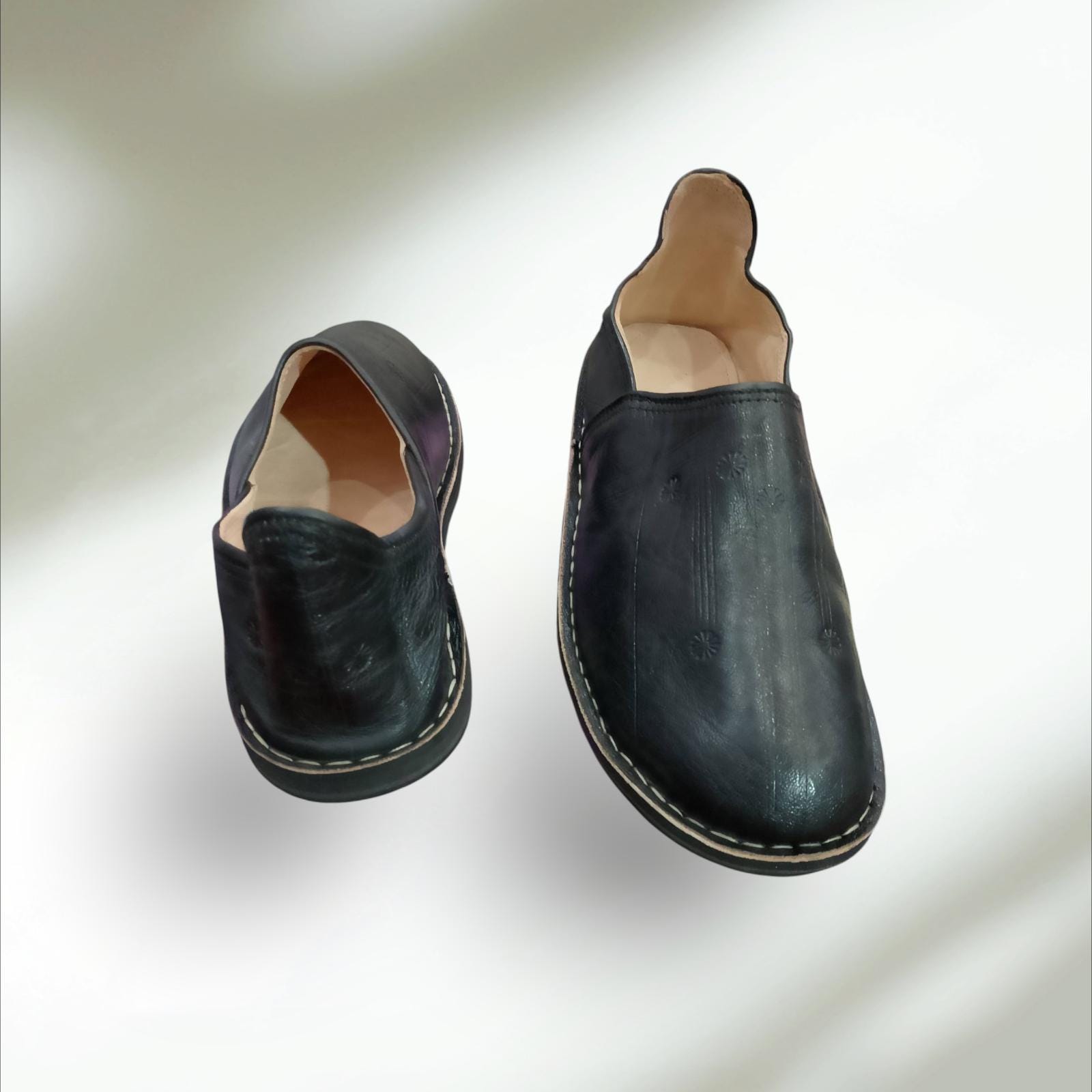 Babouche Marocaine Noire En Cuir Chaussons Classiques Faits Babouche Marocaine Noire En Cuir Chaussons Classiques Faits