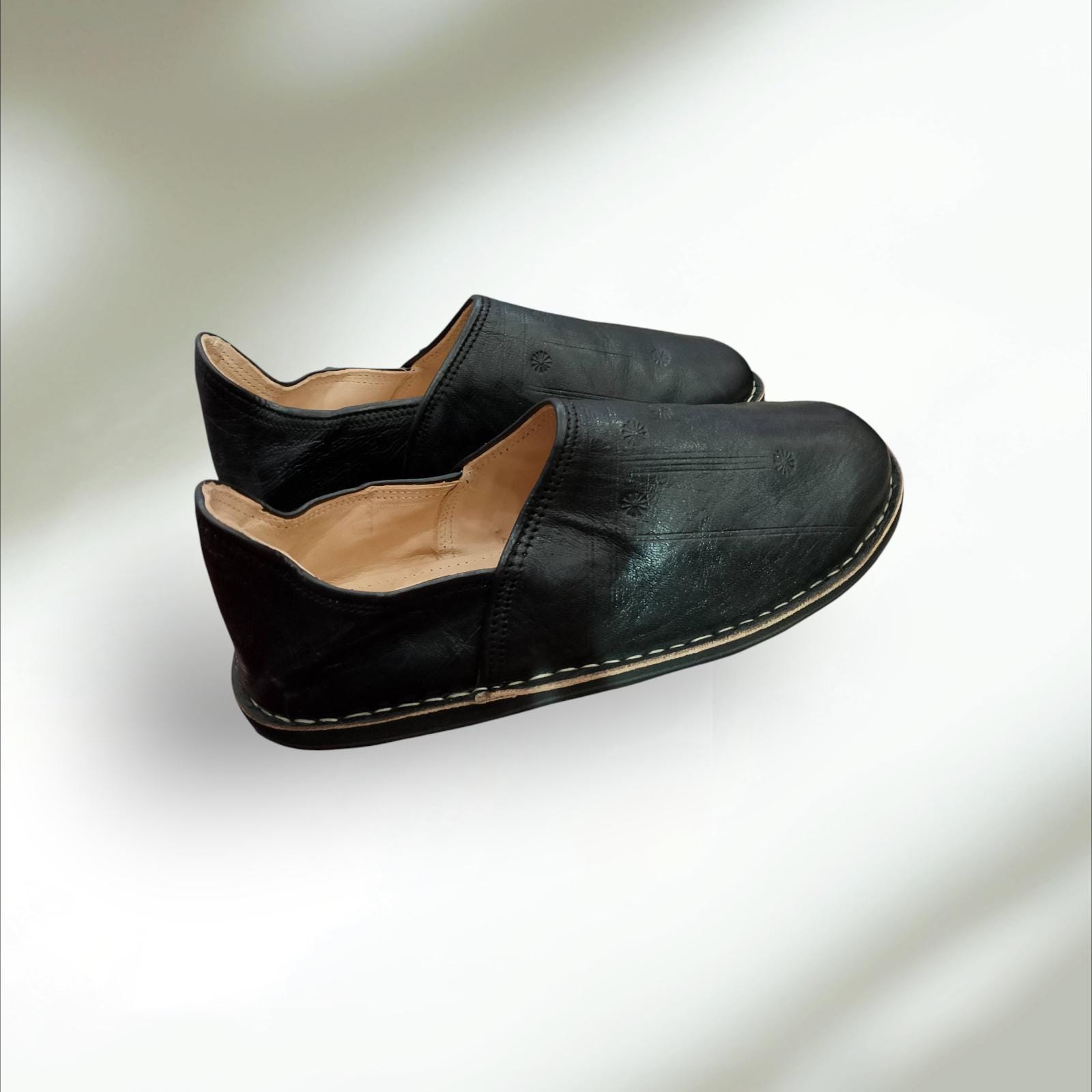 Babouche Marocaine Noire En Cuir Chaussons Classiques Faits Babouche Marocaine Noire En Cuir Chaussons Classiques Faits