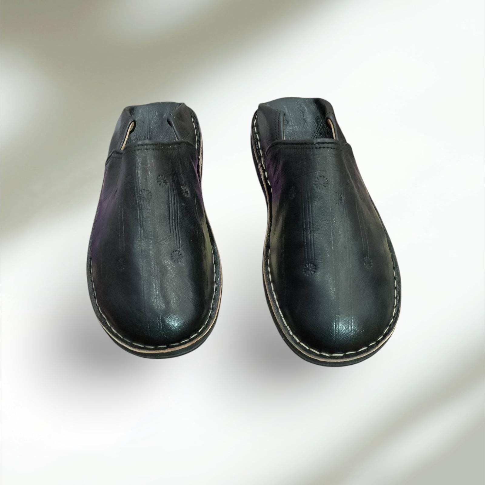 Babouche Marocaine Noire En Cuir Chaussons Classiques Faits Babouche Marocaine Noire En Cuir Chaussons Classiques Faits